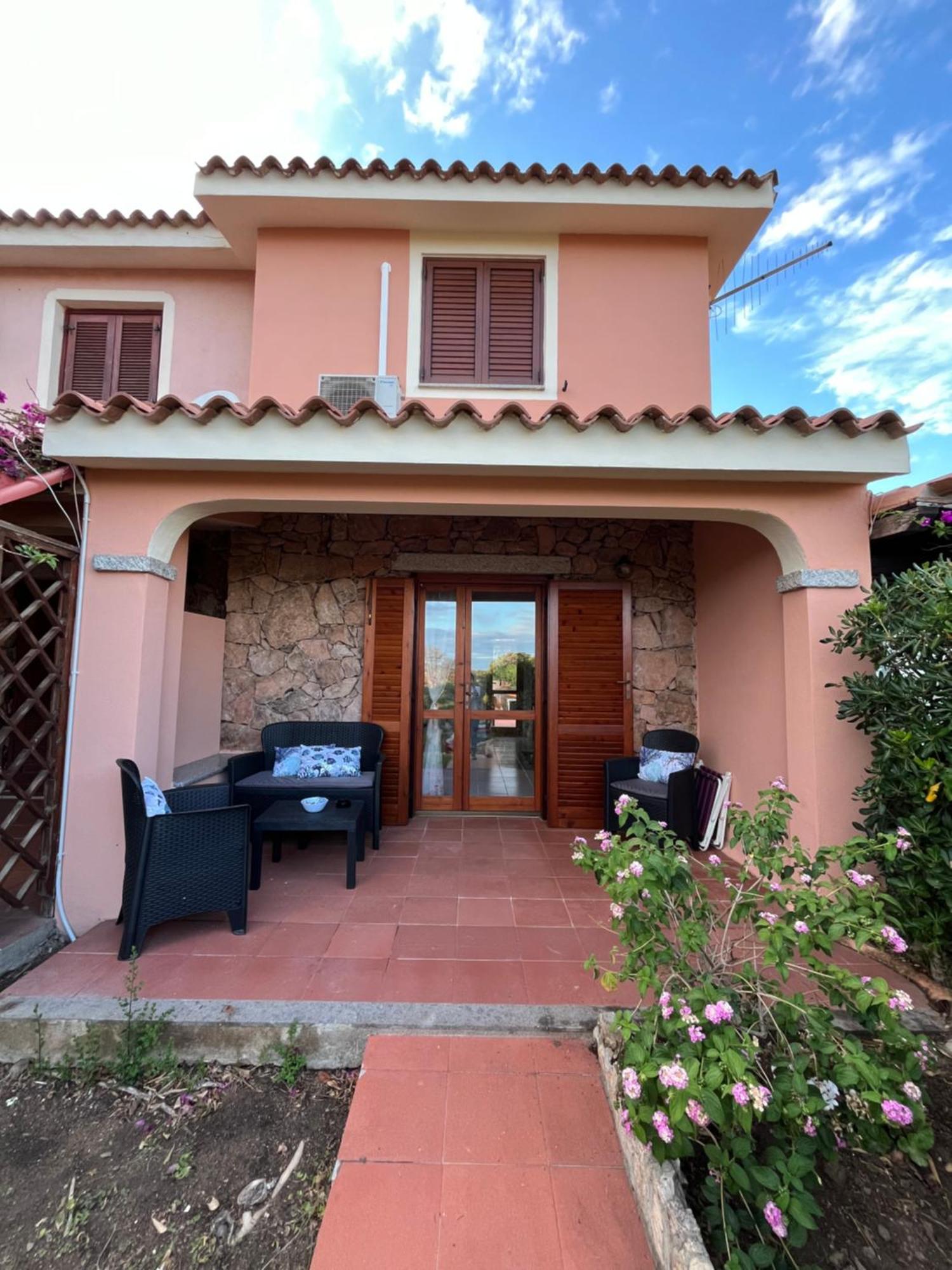 Casa Sviluppata Su Due Piani Con Doppia Veranda E Parcheggio Privato San Teodoro  Exterior foto