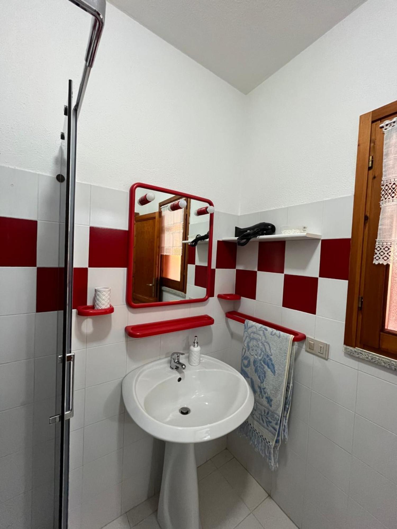 Casa Sviluppata Su Due Piani Con Doppia Veranda E Parcheggio Privato San Teodoro  Exterior foto
