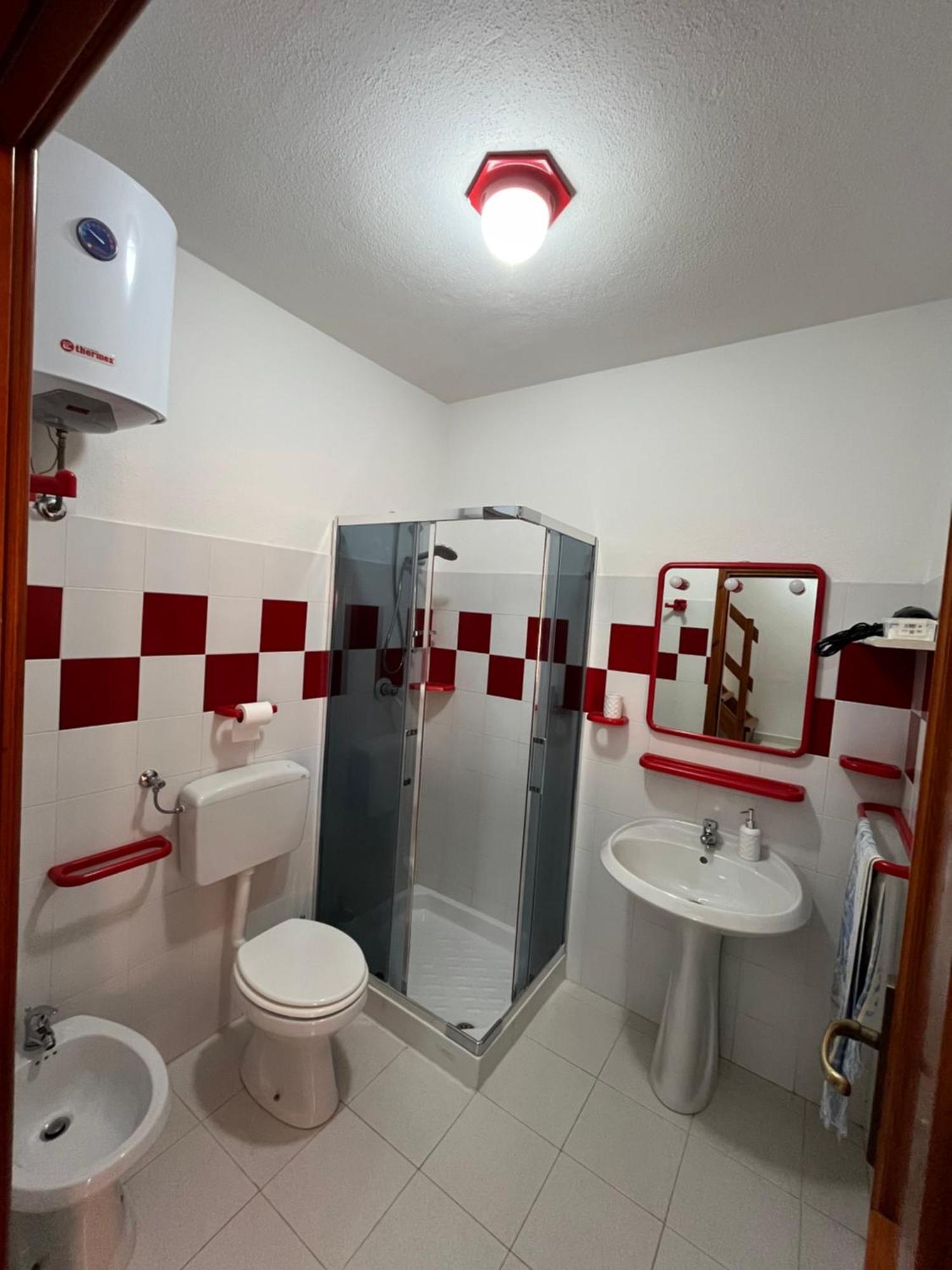 Casa Sviluppata Su Due Piani Con Doppia Veranda E Parcheggio Privato San Teodoro  Exterior foto