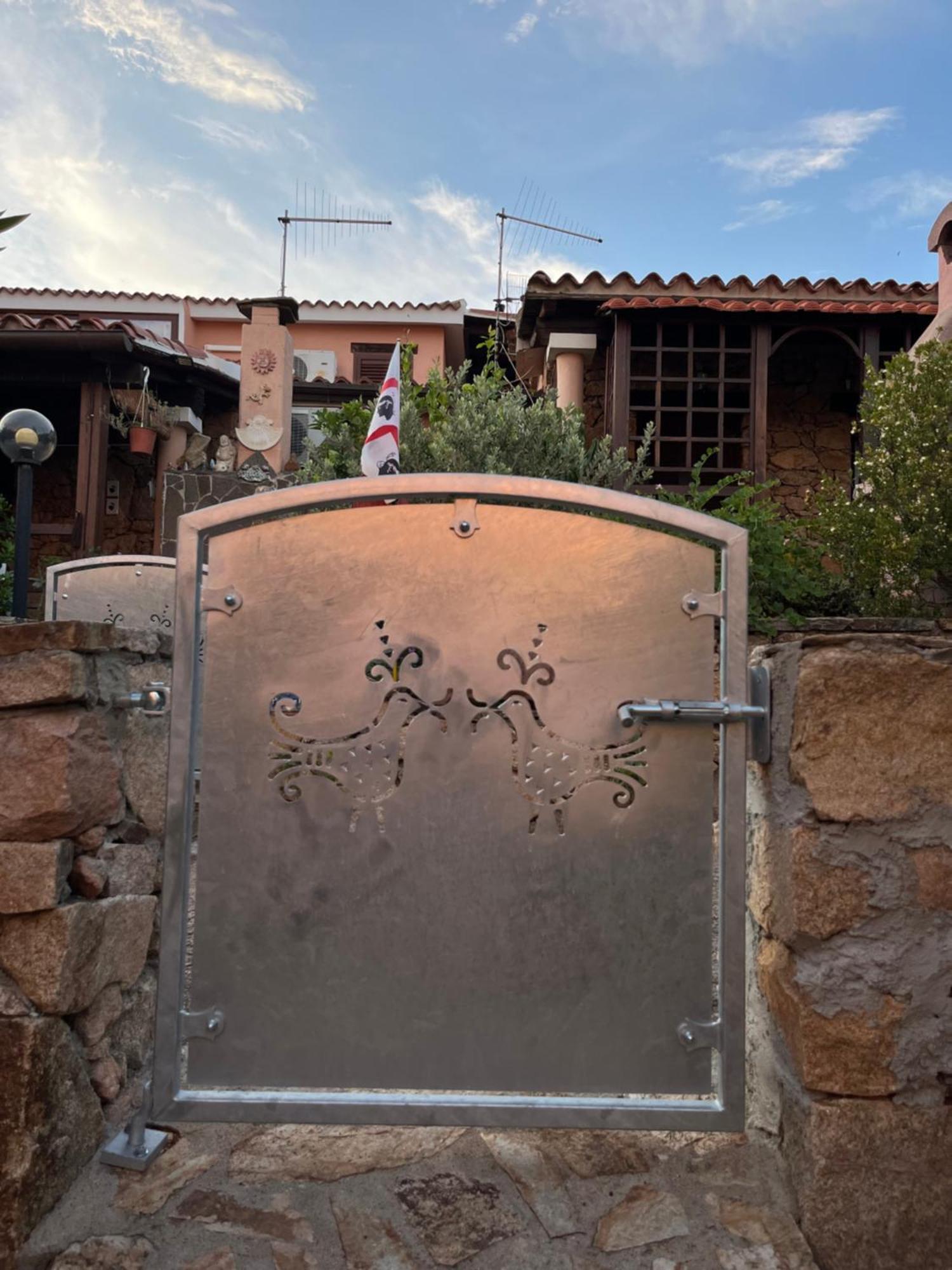 Casa Sviluppata Su Due Piani Con Doppia Veranda E Parcheggio Privato San Teodoro  Exterior foto