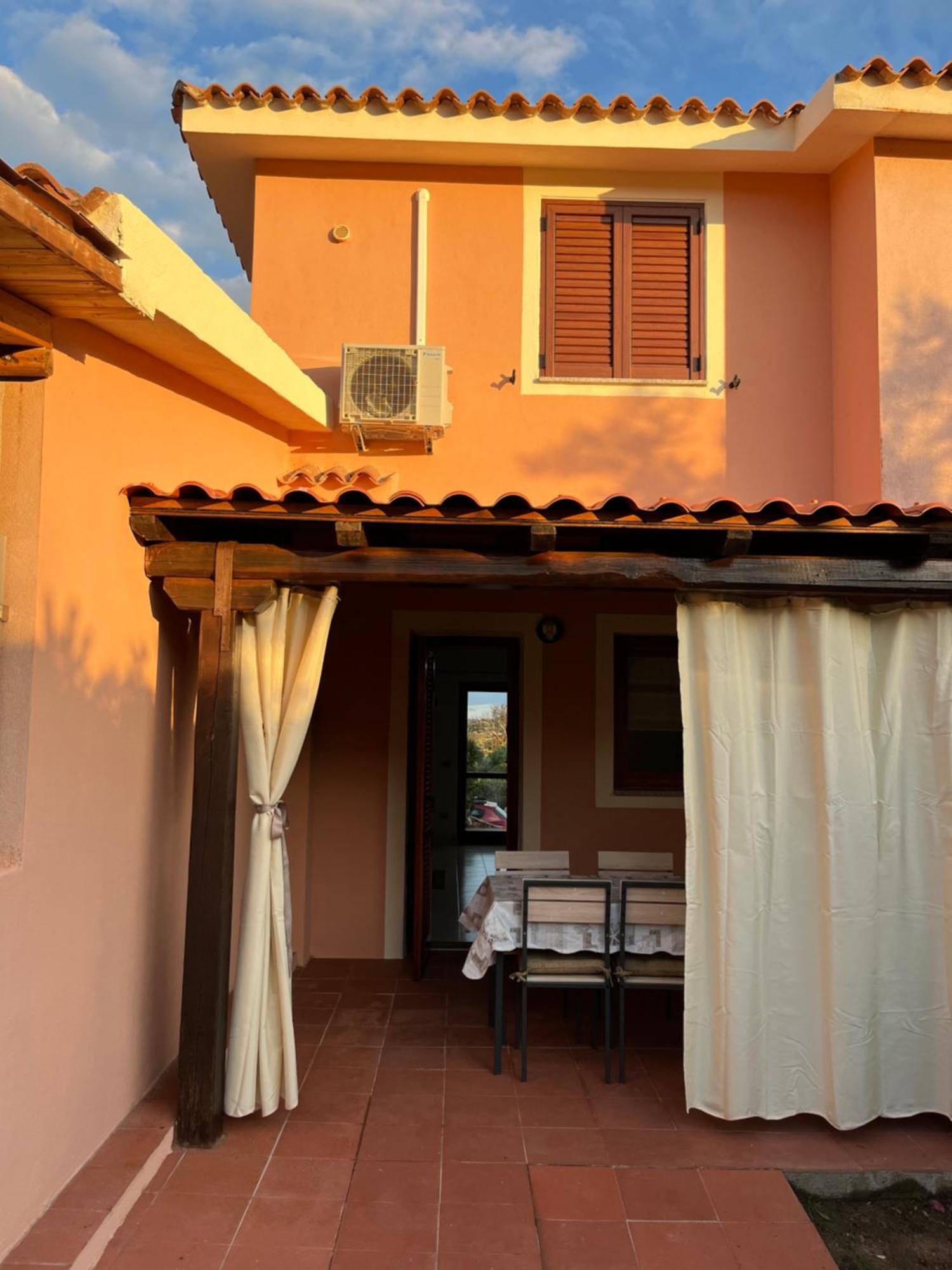 Casa Sviluppata Su Due Piani Con Doppia Veranda E Parcheggio Privato San Teodoro  Exterior foto